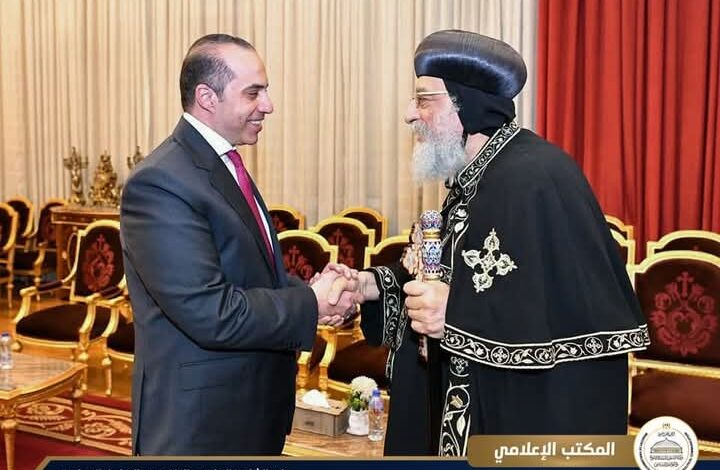 وزير الشئون النيابية يهنئ البابا تواضروس الثاني بمناسبة عيد القيامة بالعباسية