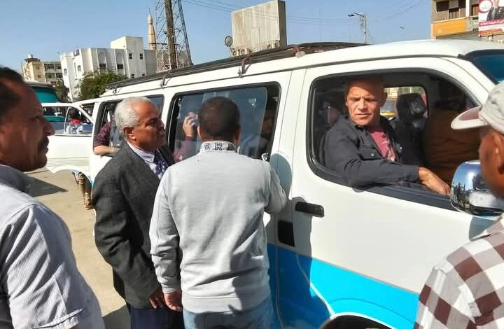 محافظ المنيا يتابع الحملات الرقابية على المواقف للتأكد من الالتزام بتعريفة الركوب الجديدة