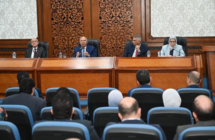 وزير الصناعة يبحث مع محافظي ومستثمري الأقصر وأسوان تحديات المناطق الصناعية 