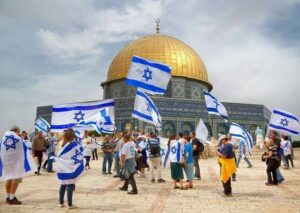 مئات المستوطنين يصلون داخل باحات المسجد الأقصى تحت حماية قوات الاحتلال