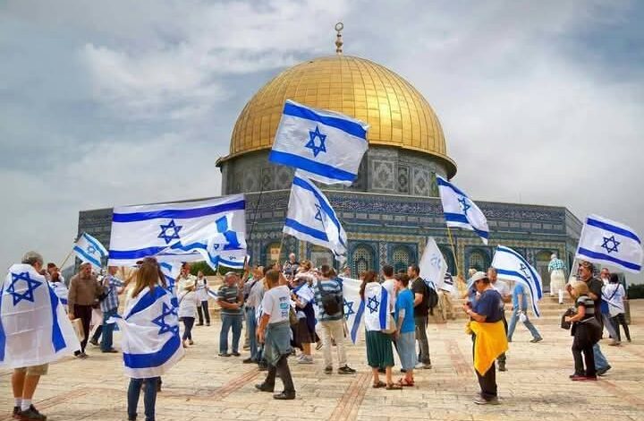 مئات المستوطنين يصلون داخل باحات المسجد الأقصى تحت حماية قوات الاحتلال