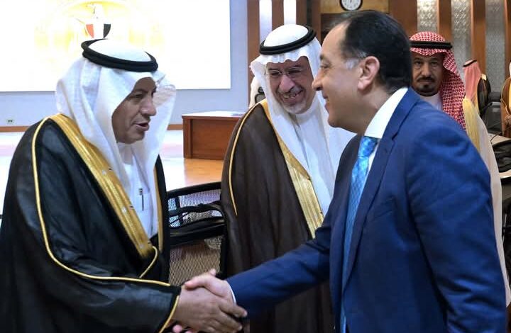 وزير الشباب ومحافظ القاهرة يتفقدان بدء إنشاء ممشى رياضي بمدينة نصر 