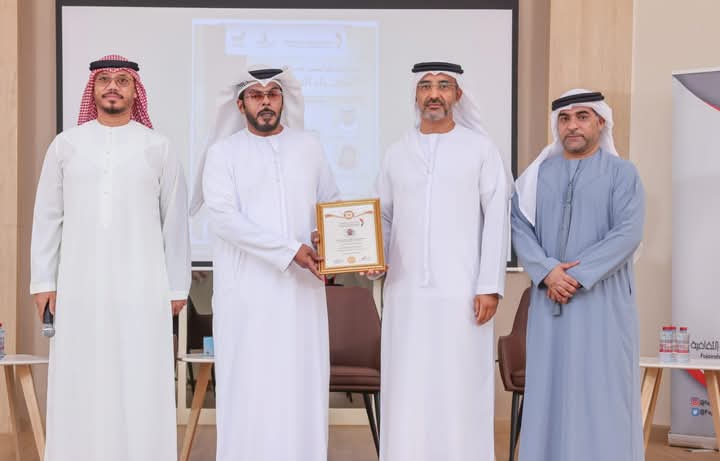 تكريم الدكتور "خالد السلامي" في أمسية شعراء الهمم بالفجيرة 1 تكريم الدكتور "خالد السلامي" في أمسية شعراء الهمم بالفجيرة