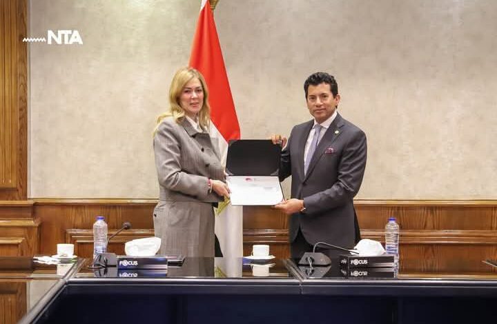 وزير الشباب والرياضة يلتقي مع المدير التنفيذي للأكاديمية الوطنية للتدريب
