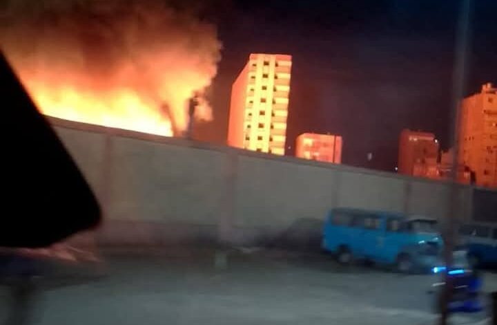 محافظ القاهرة يتابع جهود قوات الحماية المدنية للسيطرة على الحريق بعزبة بلال بحى الشرابية