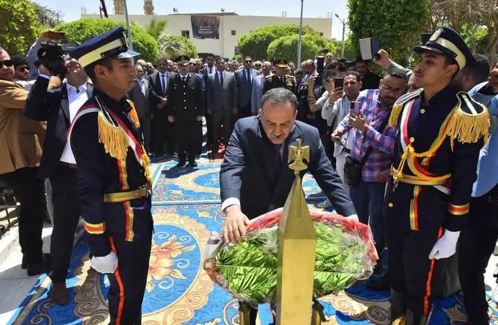 محافظ أسيوط يضع إكليل الزهور على النصب التذكاري لشهداء بني عدي احتفالاً بالعيد القومي للمحافظة