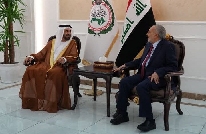 وصول رئيس البرلمان العربي إلى مدينة بغداد ورئيس مجلس النواب العراقي على رأس مستقبليه