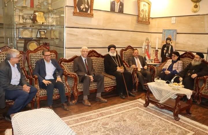 رئيس جامعة المنوفية يقدم التهنئة للأخوة الأقباط بعيد القيامة المجيد بمطرانية المنوفية