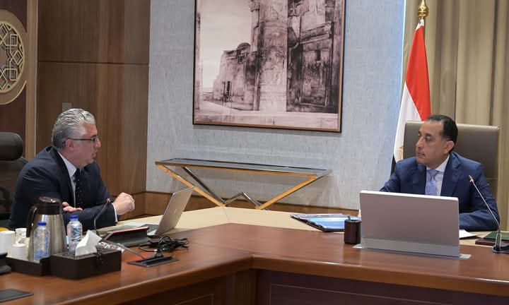 رئيس الوزراء يتابع مع وزير العمل عددا من ملفات العمل