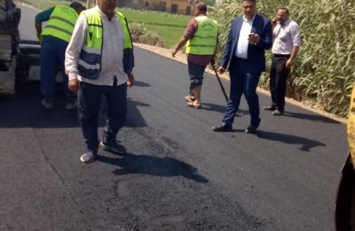 رئيس مدينة أشمون يتابع استكمال أعمال الرصف بطريق «أشمون وطليا » واخرى