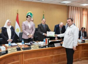 محافظ الشرقية يترأس إجتماع المجلس التنفيذي ويُقدم التهنئة لرئيس الجمهورية