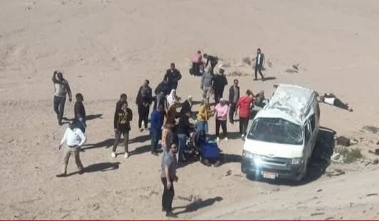 حادث مأساوي بطريق سفاجا - قنا.. مصرع 3 أشخاص وإصابة 12 آخرين