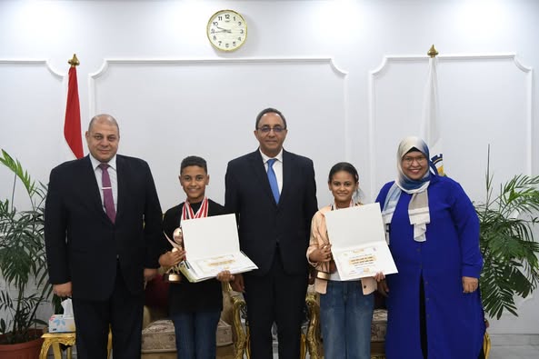 محافظ قنا يكرم الفائزين بجائزة الدولة للمبدع الصغير ويشيد بدور الأسرة والمدرسة في رعاية المواهب
