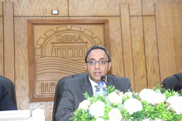 محافظ قنا يشارك في احتفالية عيد العمال ويشيد بدورهم في بناء الوطن
