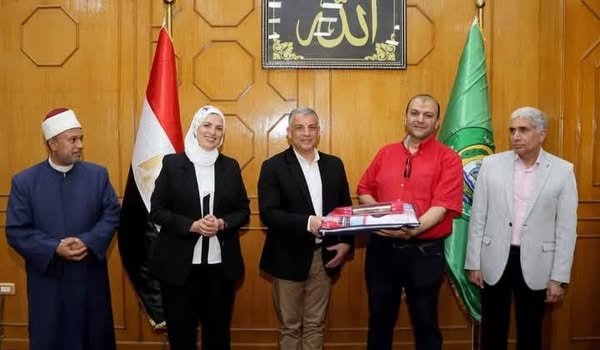 محافظ الإسماعيلية يسلم تأشيرات الحج وتذاكر السفر لحجاج الجمعيات الأهلية للعام الهجري ١٤٤٦ هـ