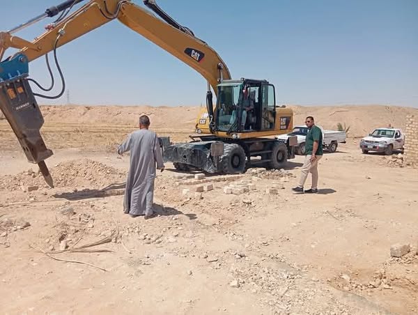 إزالة 16 حالة تعد بالبناء المخالف على أراضي أملاك الدولة والزراعية بنقادة 1 إزالة 16 حالة تعد بالبناء المخالف على أراضي أملاك الدولة والزراعية بنقادة