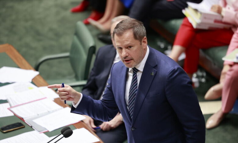 رئيس الوزراء الأسترالي يستبعد وزيرا مسلما وآخر يهوديا من حكومته