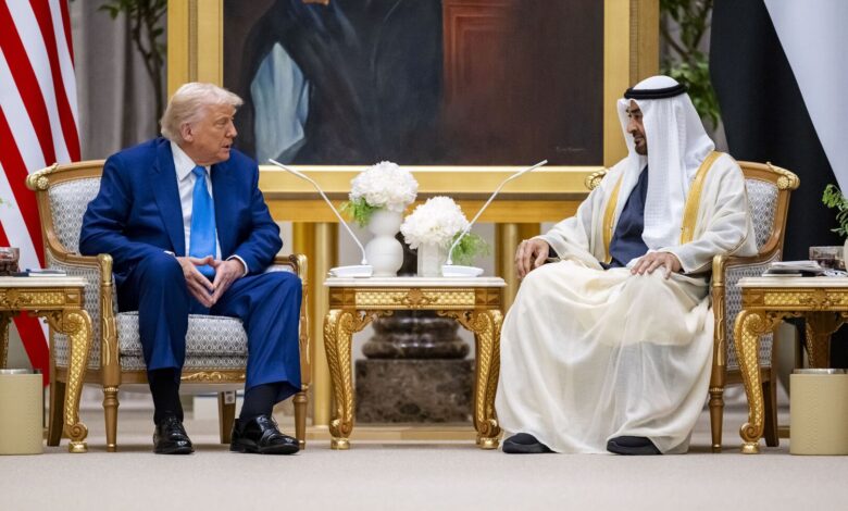الشيخ محمد بن زايد و ترامب يبحثان العلاقات الإستراتيجية بين البلدين والتطورات الإقليمية 1 الشيخ محمد بن زايد و ترامب يبحثان العلاقات الإستراتيجية بين البلدين والتطورات الإقليمية