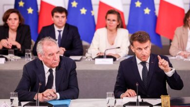 رئيس وزراء فرنسا يخطط لاستفتاء وماكرون يبدي تحفظاته  