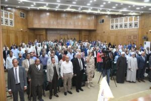 محافظ قنا يشارك في احتفالية عيد العمال ويشيد بدورهم في بناء الوطن