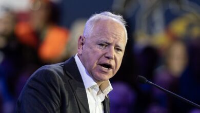 حاكم ولاية مينيسوتا الأمريكية: ترامب يسحق حقوق الأمريكيين وينتهك سيادة القانون