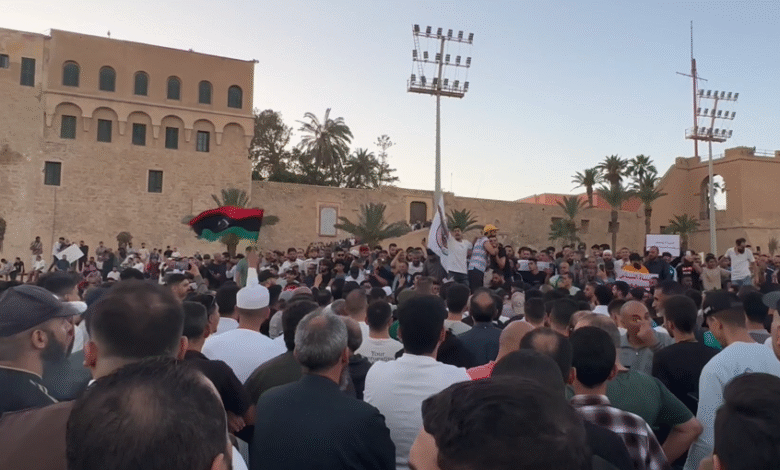 مطالبة المتظاهرين بـ"إسقاط الأجسام السياسية وحل كافة التشكيلات المسلحة" بالعاصمة الليبية 1 مطالبة المتظاهرين بـ"إسقاط الأجسام السياسية وحل كافة التشكيلات المسلحة" بالعاصمة الليبية