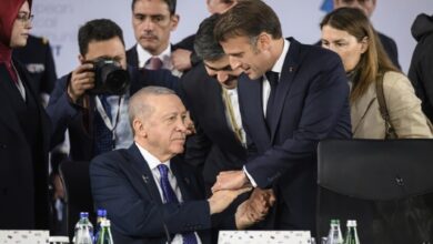 "رسالة قوية مرت بإصبع واحد".. أردوغان يهين ماكرون دون أن ينطق بحرف