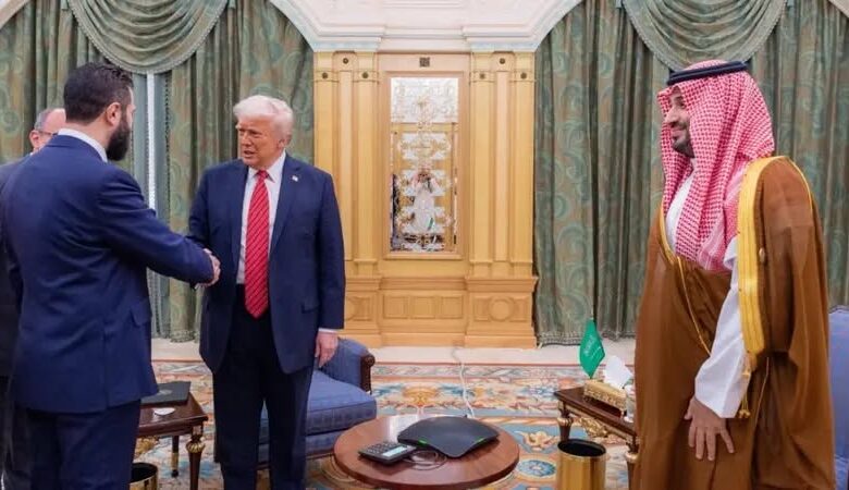 في أول لقاء منذ عقود.. ترامب يطالب سوريا بتغيير استراتيجي من قلب الرياض 1 في أول لقاء منذ عقود.. ترامب يطالب سوريا بتغيير استراتيجي من قلب الرياض