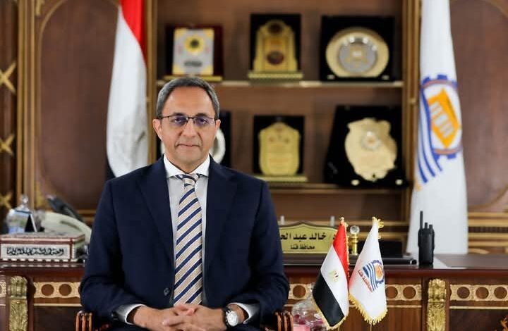 محافظ قنا يهنئ عمال المحافظة بمناسبة عيد العمال