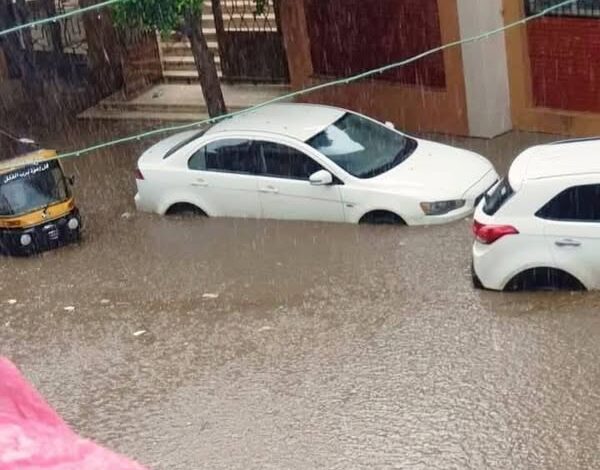 أمطار غزيرة وسيول جارفة تضرب مدينة الوسطاني بدمياط وتغرق المنازل والسيارات 1 أمطار غزيرة وسيول جارفة تضرب مدينة الوسطاني بدمياط وتغرق المنازل والسيارات
