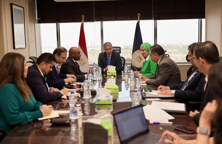 وزير السياحة يلتقي سكرتير عام منظمة الدول الثماني النامية للتعاون الاقتصادي D8 والوفد المرافق له 1 وزير السياحة يلتقي سكرتير عام منظمة الدول الثماني النامية للتعاون الاقتصادي D8 والوفد المرافق له