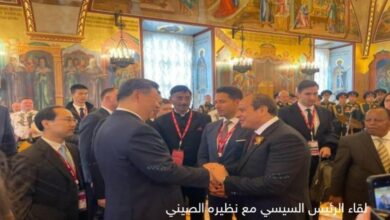 السيسي يتبادل أحاديث ودية مع نظيره الصيني وعدد من القادة في موسكو.
