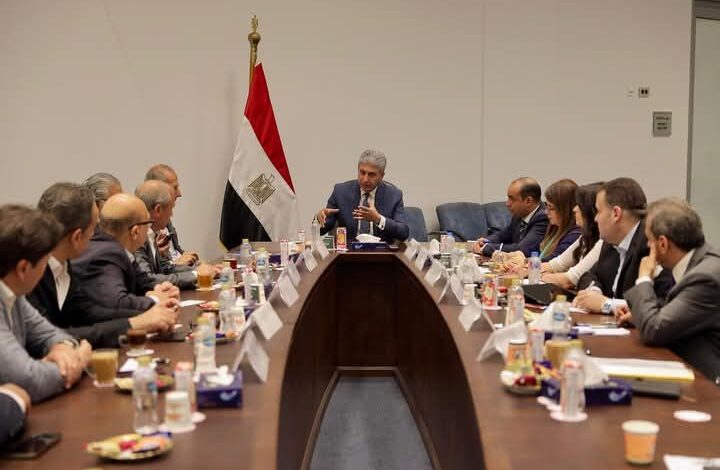 وزير السياحة والآثار يتابع تطوير منظومة التشغيل التجريبي للخدمات السياحية بمنطقة أهرامات الجيزة 1 وزير السياحة والآثار يتابع تطوير منظومة التشغيل التجريبي للخدمات السياحية بمنطقة أهرامات الجيزة