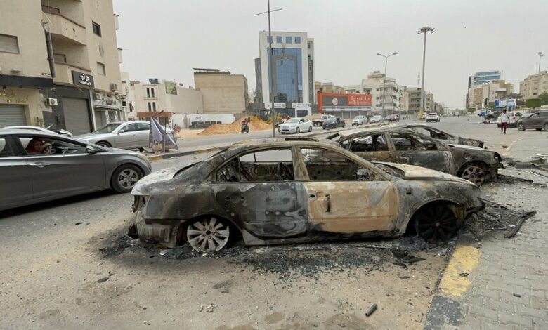 حكومة الوحدة الوطنية تلبي مطالب المتظاهرين وتنحاز لصفوف الشعب وتقوم باستقالات بالجملة  
