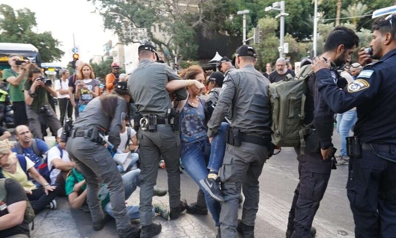 مظاهرات وأعمال شغب عنيفة في تل أبيب بمناسبة مرور 600 يوم على حرب غزة 1 مظاهرات وأعمال شغب عنيفة في تل أبيب بمناسبة مرور 600 يوم على حرب غزة