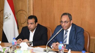 محافظ قنا يبحث مع وفد "الهابيتات" إعداد خطة استراتيجية للتنمية الاقتصادية المحلية لمدينة قنا