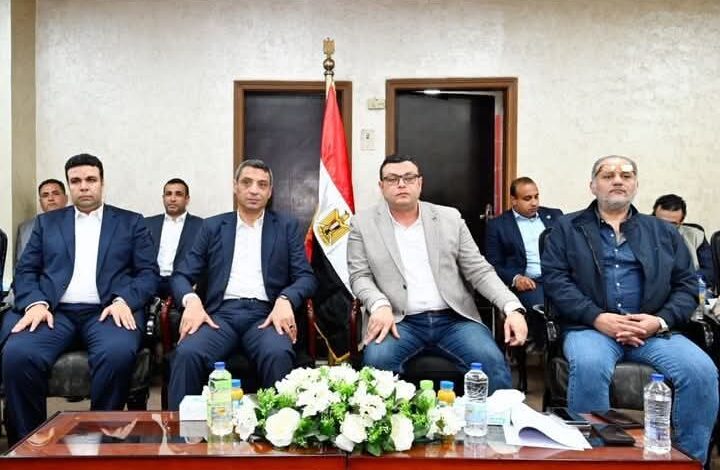 وزير الإسكان يعقد اجتماعًا بمقر جهاز مدينة السويس الجديدة لمتابعة المشروعات التنموية 1 وزير الإسكان يعقد اجتماعًا بمقر جهاز مدينة السويس الجديدة لمتابعة المشروعات التنموية