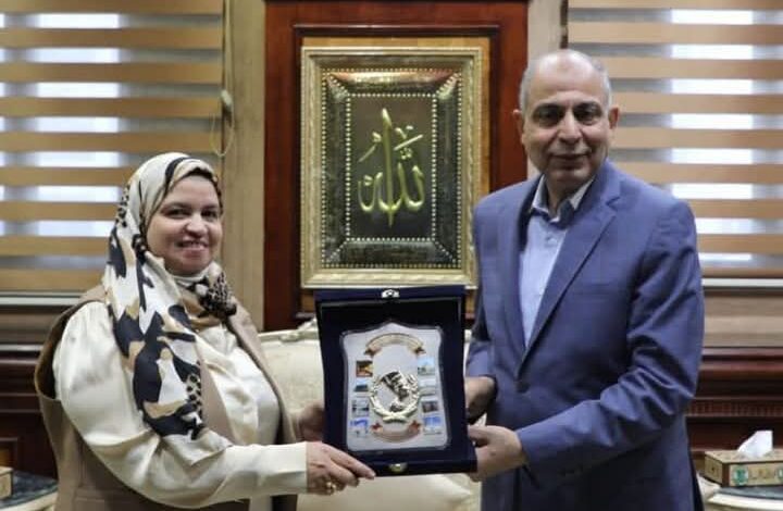 محافظ المنيا يكرم مدير عام الإرشاد الزراعي تقديرًا لدورها في دعم زراعة القمح
