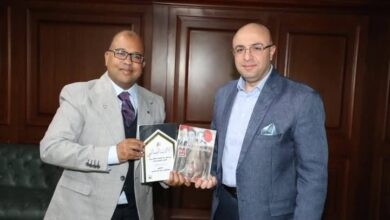 أبواليزيد يهدي محافظ بني سويف عملين أدبيين في نجاح تجربة "توكاتسو" ببعض مدارس المحافظة