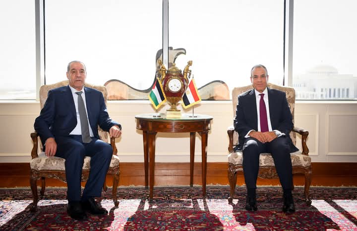 وزير الخارجية والهجرة يستقبل نائب رئيس اللجنة التنفيذية لمنظمة التحرير الفلسطينية 1 وزير الخارجية والهجرة يستقبل نائب رئيس اللجنة التنفيذية لمنظمة التحرير الفلسطينية