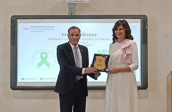 محاضرة للسفيرة نبيلة مكرم بجامعة هليوبوليس حول ثقافة المجتمع نحو المريض النفسى