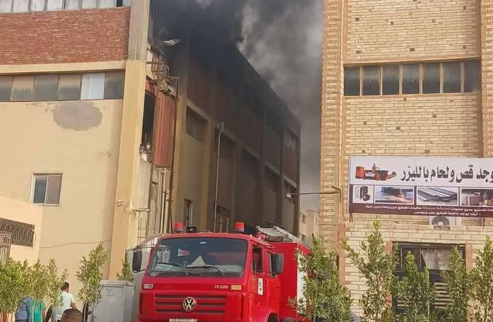 عاجل .. اشتعال النيران بمصنع بمنطقة المصانع C5 بمدينة العاشر 1 عاجل .. اشتعال النيران بمصنع بمنطقة المصانع C5 بمدينة العاشر