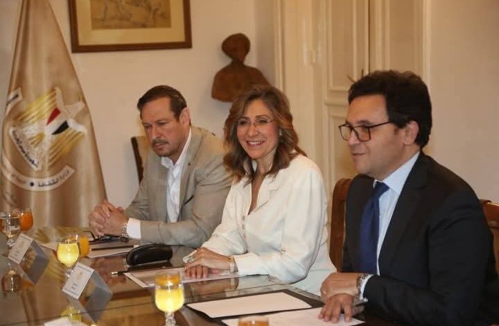 وزير الثقافة يجتمع بلجنة اختيار الرئيس الجديد لأكاديمية الفنون 1 وزير الثقافة يجتمع بلجنة اختيار الرئيس الجديد لأكاديمية الفنون
