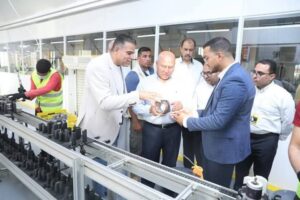 وزير الصناعة يتفقد المناطق الصناعية بغرب طهطا وغرب جرجا بمحافظة سوهاج