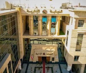 إحالة مديرة مدرسة إبتدائية للمحاكمة لاعتـ ـدائها بالضـ ـرب على 3 طلاب باستخدام "حذاء"