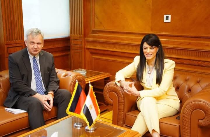 المشاط تعقد اجتماعًا ثنائيًا مع السفير الألماني بالقاهرة