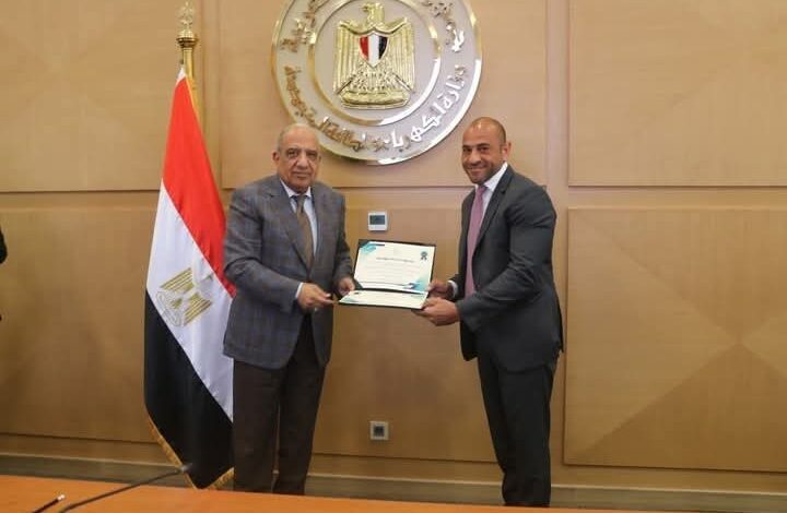 وزير الكهرباء يسلّم شهادات تأهيل 4 مشروعات لإنتاج الطاقة المتجددة