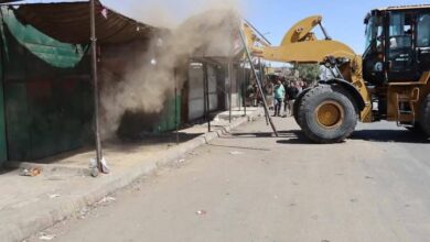 حملة مكبرة بأسوان و إزالة 40 كشك مخالف و200 تندة عشوائية بسور السكة الحديد 