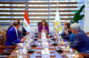 وزيرة التنمية المحلية تتابع مع عدد من قيادات الوزارة ملفات الأحوزة العمرانية للمدن والقرى بالمحافظات