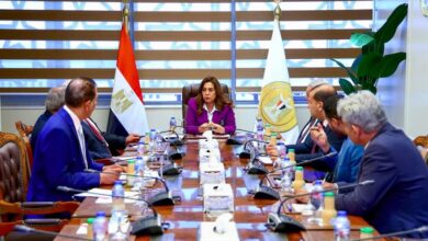 وزيرة التنمية المحلية تتابع مع عدد من قيادات الوزارة ملفات الأحوزة العمرانية للمدن والقرى بالمحافظات